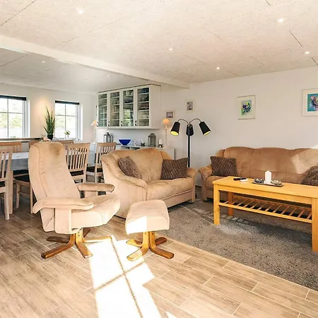 8 Person In Lokken-by Traum *